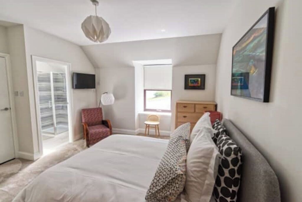 3 habitaciones, tabla de planchar con plancha, wifi y ropa de cama 