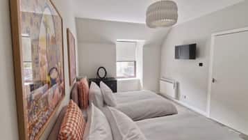3 habitaciones, tabla de planchar con plancha, wifi y ropa de cama
