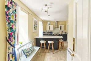 Mikrobølgeovn, ovn, kokeplater og oppvaskmaskin