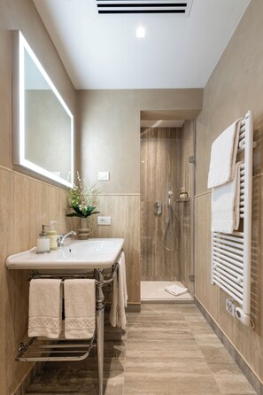 Design Apartment, 2 Bedrooms, Balcony, City View | Bathroom | Free toiletries, hair dryer, slippers, towels