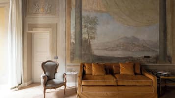 Suite estudio Royal, vista a la ciudad | Área de sala de estar | Televisión
