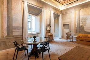 Suite estudio Royal, vista a la ciudad | Comedor