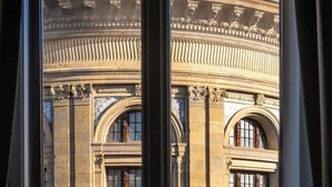 A building facade with classical architecture, including columns and decorative elements. - Palazzo Doni by Florence Art Apartments (Florence)