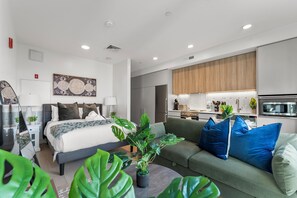 Tabla de planchar con plancha, acceso a internet y ropa de cama