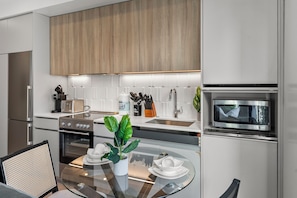 Fridge, oven, stovetop, dishwasher