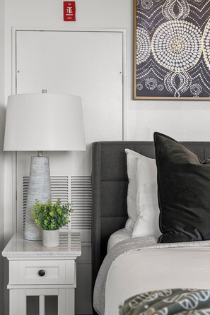Iron/ironing board, internet, bed sheets - Luxury Studio Next to Broadway 9335 (Boston)