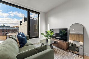 Smart TV - Luxury Studio Next to Broadway 9335 (Boston)