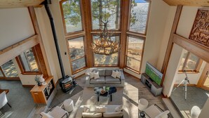 Un salón amplio con chimenea, ventanas grandes y una zona de estar acogedora.