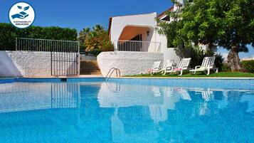 Villa | Zwembad | Een binnenzwembad en een buitenzwembad