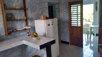 Refrigerador, microondas, parrilla de estufa y tetera eléctrica