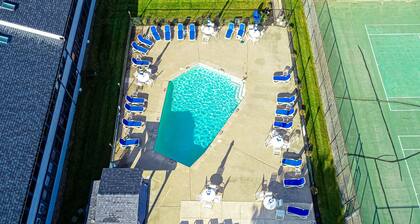 Charming Condo with Pool, Hot Tub, Tennis Courts, and EV Chargers