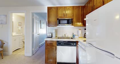 Stylish Coastal Condo with a Pool, Hot Tub, Tennis Courts, and EV Chargers