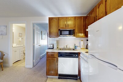 Stylish Coastal Condo with a Pool, Hot Tub, Tennis Courts, and EV Chargers