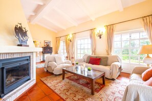 Villa | Living area - Villa in Portimao With Garden (Portimão)