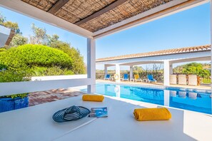 Villa | Pool | Indoor pool, outdoor pool - Villa in Portimao With Garden (Portimão)