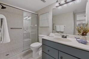 Secador de cabelo, toalhas de banho