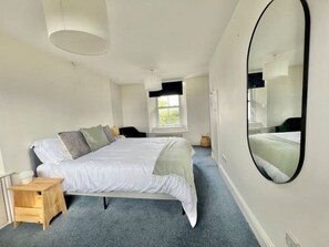 2 bedrooms, desk, iron/ironing board, WiFi