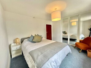 2 Schlafzimmer, Schreibtisch, Bügeleisen/Bügelbrett, WLAN