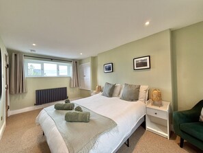 3 Schlafzimmer, Schreibtisch, Bügeleisen/Bügelbrett, WLAN
