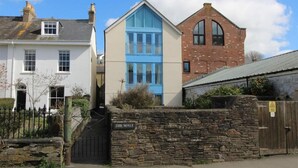A stone wall with a sign reading "THE MALT" and a gate. - Central Spacious Ground Floor Flat with Courtyard (Kingsbridge)
