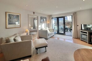 TV, fireplace - Central Spacious Ground Floor Flat with Courtyard (Kingsbridge)