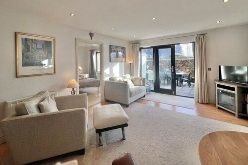 Central Spacious Ground Floor Flat with Courtyard