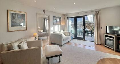 Central Spacious Ground Floor Flat with Courtyard