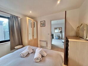 1 Schlafzimmer, Schreibtisch, Bügeleisen/Bügelbrett, Reisekinderbett