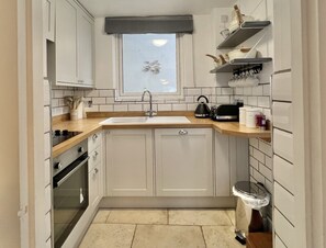 Fridge, oven, dishwasher, coffee/tea maker