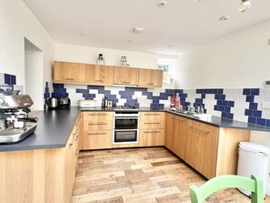 Køleskab, mikrobølgeovn, ovn, kogeplade