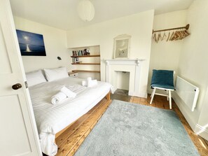 3 bedrooms, iron/ironing board, WiFi, bed sheets - Beulah, stunning sea views (Dartmouth)