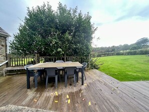 Outdoor dining - 4Br Rural Stone Barn| Parking / Garden / Smart TV (Loddiswell)