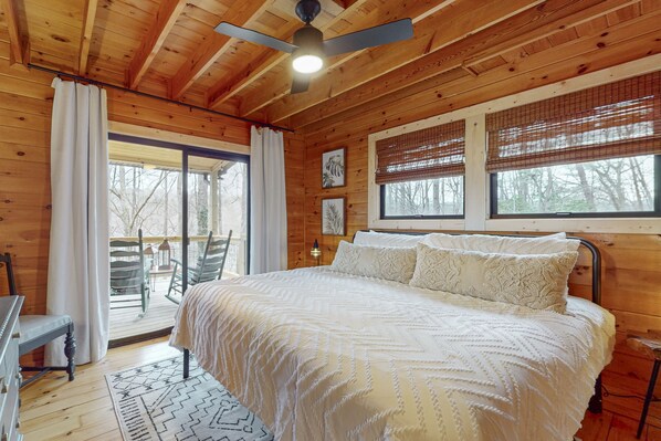 3 bedrooms, iron/ironing board, internet, bed sheets