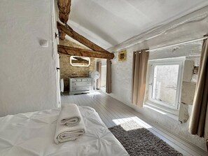 3 chambres, fer et planche à repasser, lit de bébé portatif