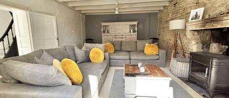 Een televisie en een open haard