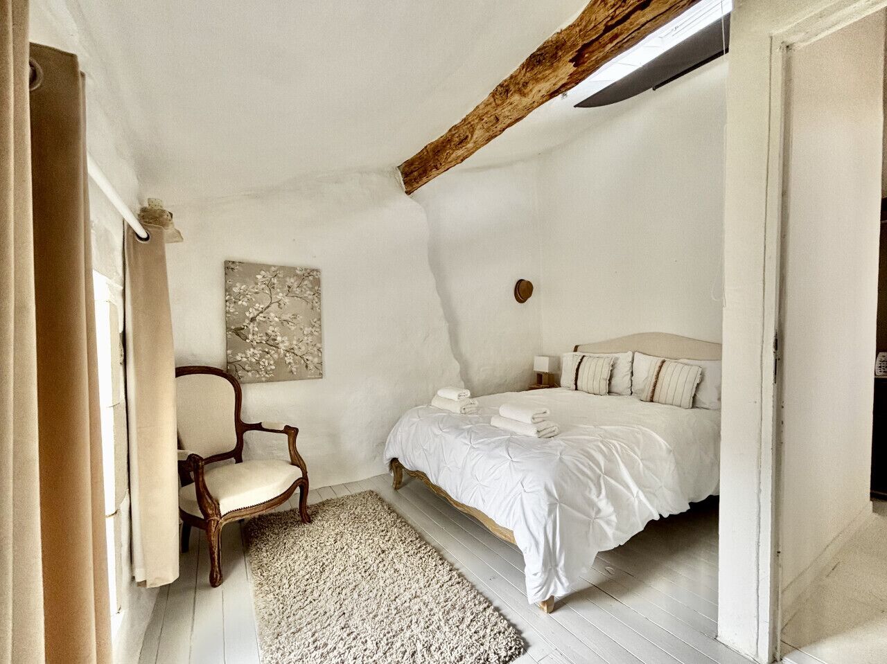 Une chambre à coucher avec un lit, une chaise et un tapis.