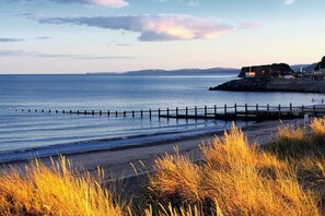 Beach nearby - Waterside retreat with estuary views and balcony (Cockwood)
