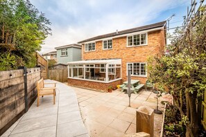 Outdoor dining - Waterside retreat with estuary views and balcony (Cockwood)