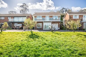 Exterior - Waterside retreat with estuary views and balcony (Cockwood)