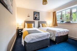 4 bedrooms, iron/ironing board, travel crib, free WiFi - Waterside retreat with estuary views and balcony (Cockwood)