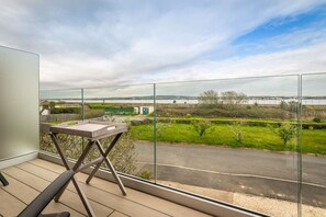 Terrace/patio - Waterside retreat with estuary views and balcony (Cockwood)