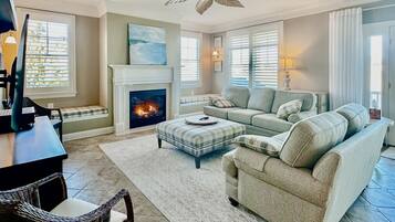 Televisie, een open haard en een tafeltennistafel