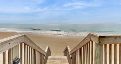 Relaxing oceanfront condo with pool, gym, kitchen, and WiFi