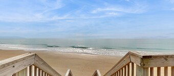 Relaxing oceanfront condo with pool, gym, kitchen, and WiFi