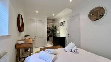 1 Schlafzimmer, Schreibtisch, BĂŒgeleisen/BĂŒgelbrett, Reisekinderbett