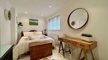 1 Schlafzimmer, Schreibtisch, Bügeleisen/Bügelbrett, Reisekinderbett