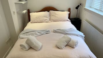 1 slaapkamer, een bureau, een strijkplank/strijkijzer, reisbedje