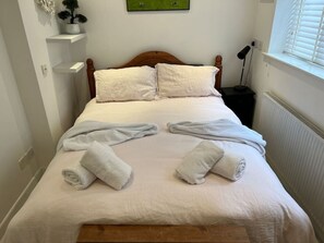 1 dormitorio, escritorio, tabla de planchar con plancha y cuna de viaje