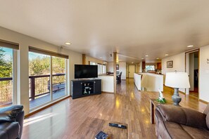 テレビ、テーブルサッカー台、書斎 / ワークスペース