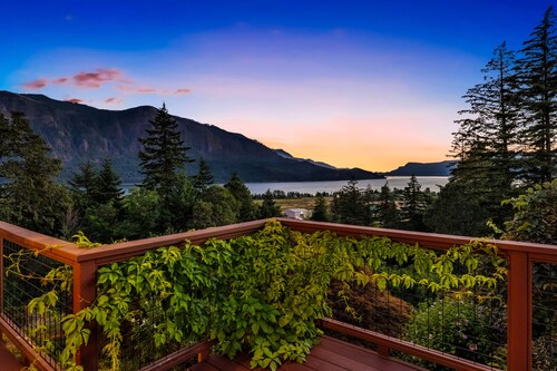 Luxurious home with breathtaking views of the Columbia River